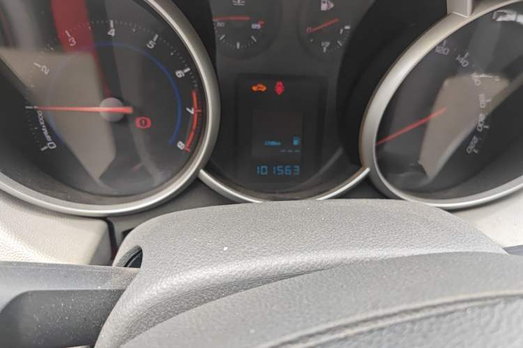Used Chevrolet Cruze 2012 1.6L SL MT Odometer Close Up