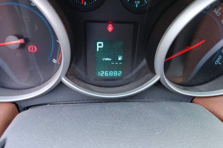 Used Chevrolet Cruze 2012 1.8L SE AT Odometer Close Up
