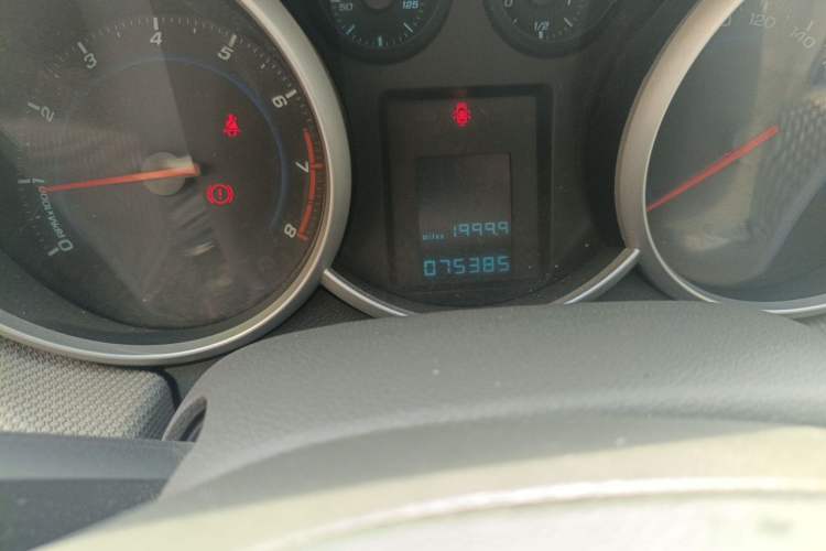Used Chevrolet Cruze 2012 1.6L SL MT Odometer Close Up