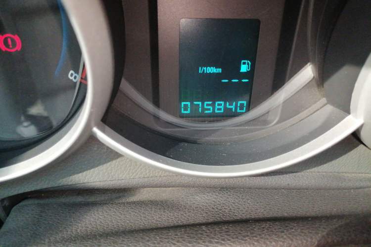 Used Chevrolet Cruze 2012 1.6L SL MT Odometer Close Up