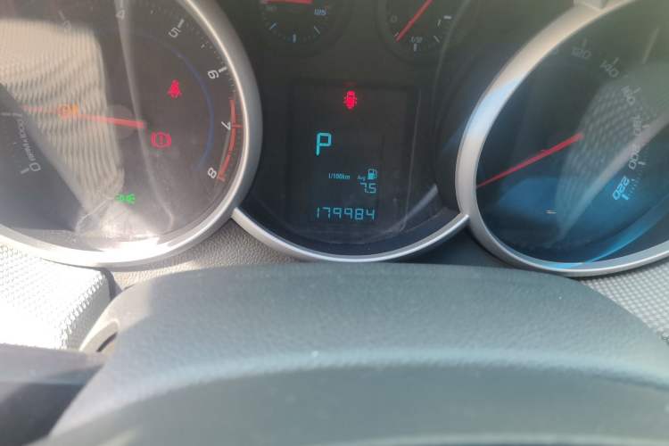 Used Chevrolet Cruze 2012 1.8L SE AT Odometer Close Up