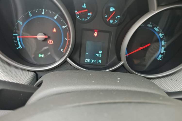 Used Chevrolet Cruze 2012 1.6L SE MT Odometer Close Up