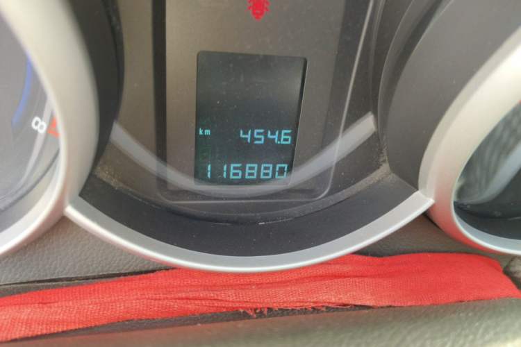 Used Chevrolet Cruze 2012 1.6L SE MT Odometer Close Up