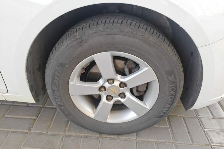 Used Chevrolet Cruze 2012 1.6L SL MT Right Front Wheel Hub