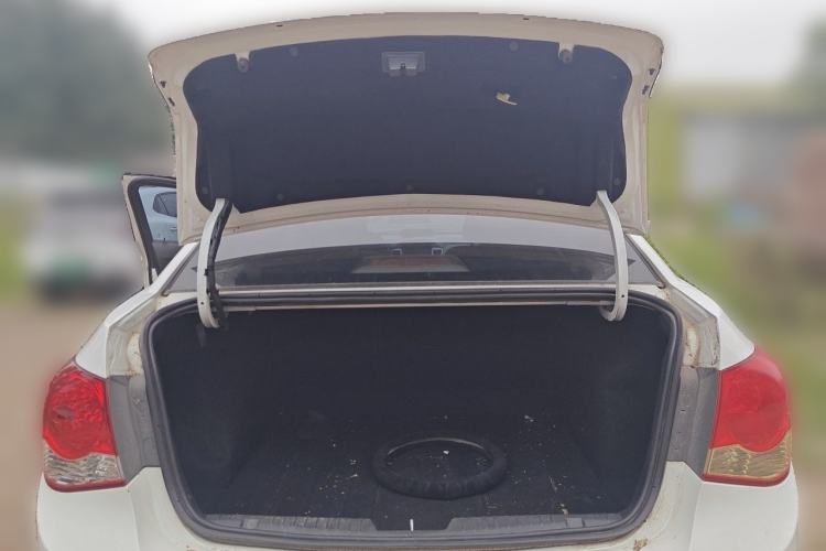 Used Chevrolet Cruze 2012 1.8L SE AT Trunk