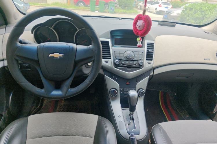 Used Chevrolet Cruze 2012 1.8L SE AT Center Console