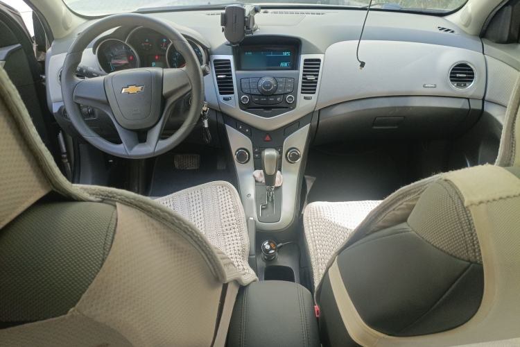Used Chevrolet Cruze 2012 1.8L SE AT Center Console