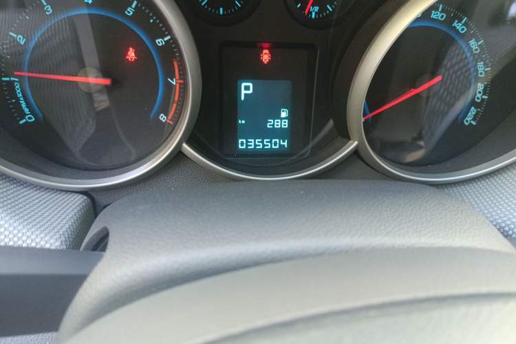 Used Chevrolet Cruze 2012 1.8L SE AT Odometer Close Up