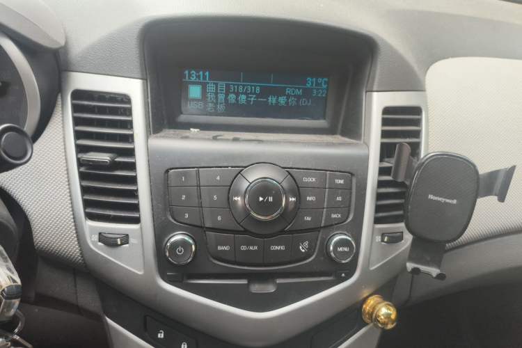 Used Chevrolet Cruze 2013 1.6L SE MT Audio And AC Panel