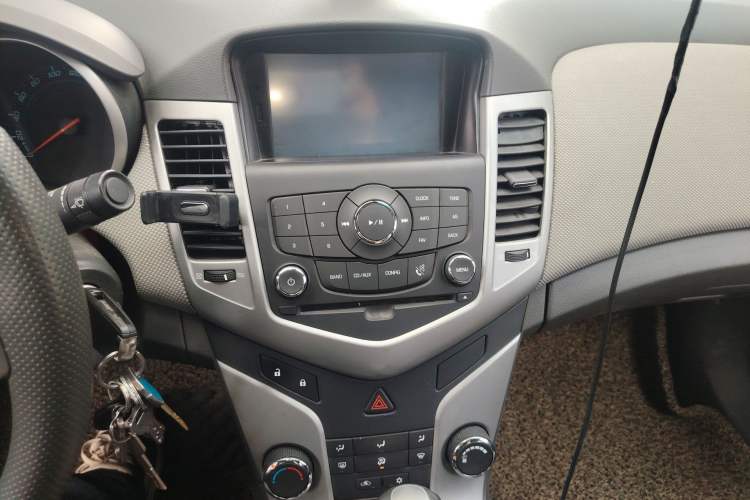 Used Chevrolet Cruze 2013 1.6L SE AT Audio And AC Panel
