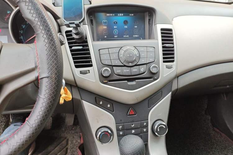 Used Chevrolet Cruze 2013 1.6L SL MT Audio And AC Panel
