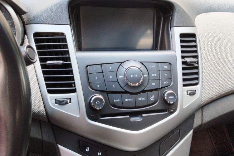 Used Chevrolet Cruze 2013 1.6L SE AT Audio And AC Panel