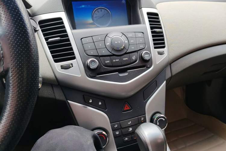 Used Chevrolet Cruze 2013 1.8L SE AT Audio And AC Panel
