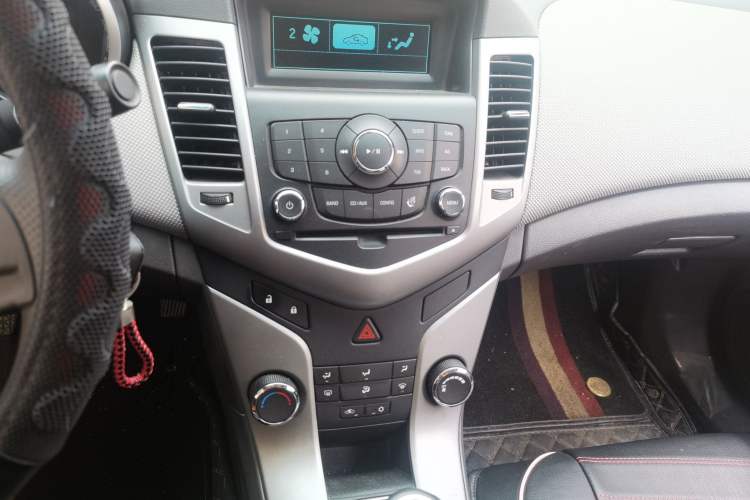Used Chevrolet Cruze 2013 1.6L SE MT Audio And AC Panel