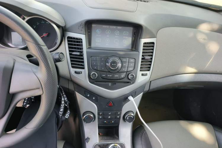 Used Chevrolet Cruze 2013 1.6L SE MT Audio And AC Panel