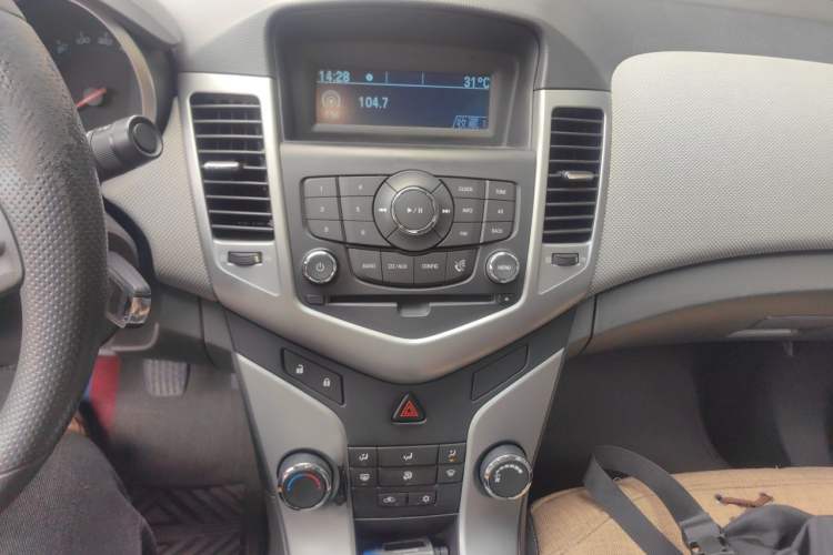 Used Chevrolet Cruze 2013 1.6L SE MT Audio And AC Panel