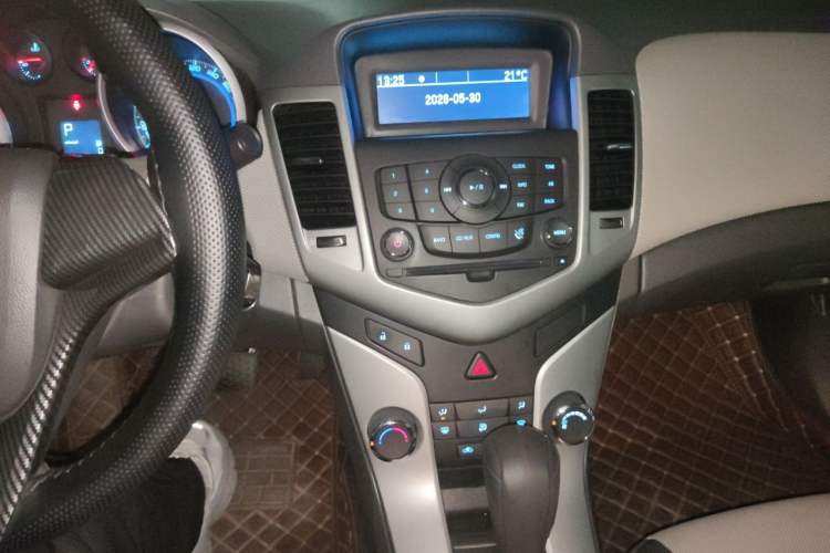 Used Chevrolet Cruze 2013 1.8L SE AT Audio And AC Panel