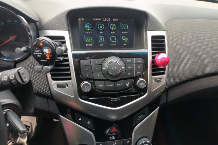 Used Chevrolet Cruze 2013 Hatchback 1.6T Automatic Flagship Model Audio And AC Panel