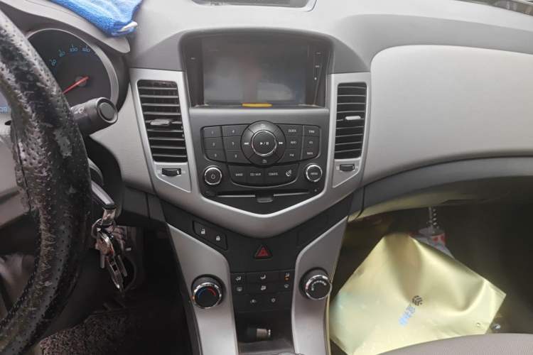 Used Chevrolet Cruze 2013 1.6L SL MT Audio And AC Panel