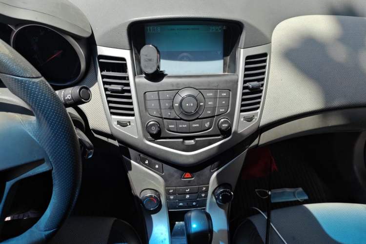 Used Chevrolet Cruze 2013 1.8L SE AT Audio And AC Panel