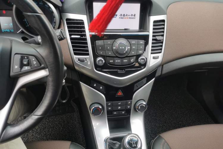 Used Chevrolet Cruze 2013 Hatchback 1.6L Manual Luxury Model Audio And AC Panel