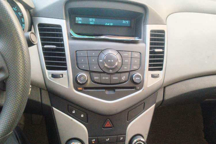 Used Chevrolet Cruze 2013 1.6L SL Sunroof Edition MT Audio And AC Panel