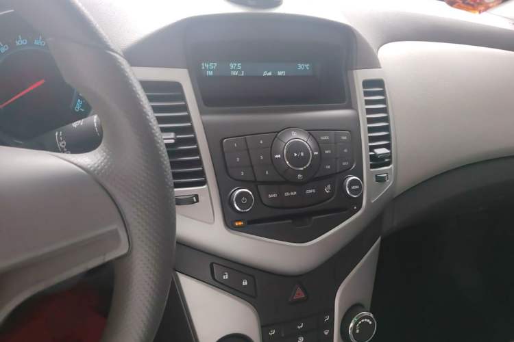 Used Chevrolet Cruze 2013 1.6L SL MT Audio And AC Panel