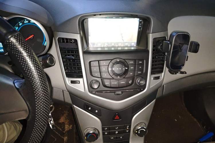 Used Chevrolet Cruze 2013 1.6L SL MT Audio And AC Panel