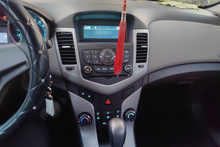 Used Chevrolet Cruze 2013 1.8L SE AT Center Console