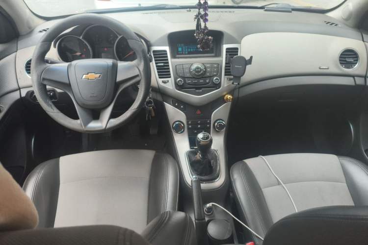 Used Chevrolet Cruze 2013 1.6L SE MT Center Console