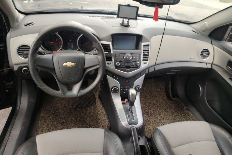 Used Chevrolet Cruze 2013 1.6L SE AT Center Console