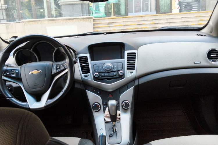 Used Chevrolet Cruze 2013 1.6L SE AT Center Console