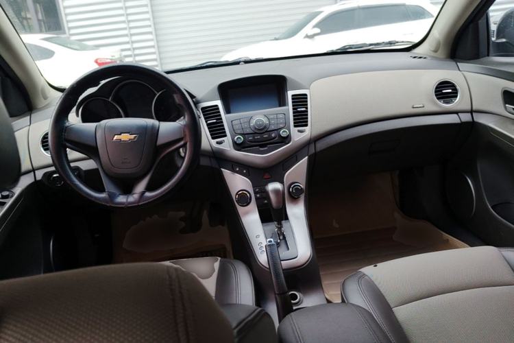 Used Chevrolet Cruze 2013 1.8L SE AT Center Console