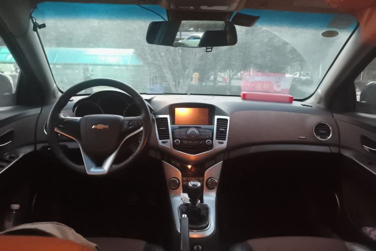 Used Chevrolet Cruze 2013 Hatchback 1.6L Manual Luxury Model Center Console