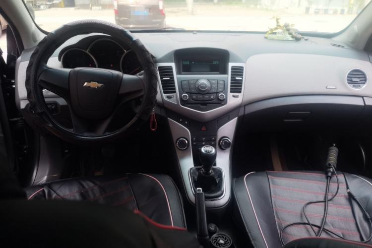 Used Chevrolet Cruze 2013 1.6L SE MT Center Console
