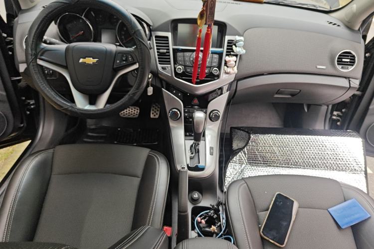 Used Chevrolet Cruze 2013 Hatchback 1.6T Automatic Flagship Model Center Console