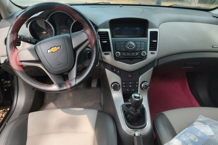 Used Chevrolet Cruze 2013 1.6L SE MT Center Console
