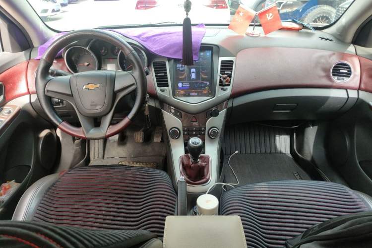 Used Chevrolet Cruze 2013 1.6L SL MT Center Console