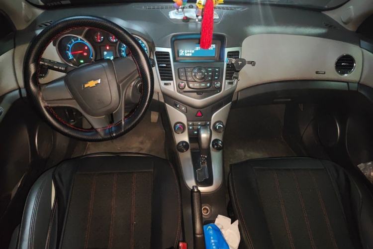 Used Chevrolet Cruze 2013 1.8L SE AT Center Console
