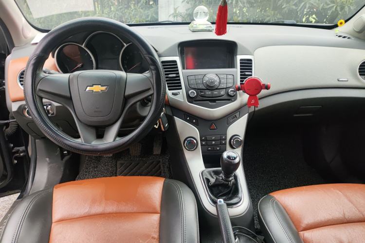 Used Chevrolet Cruze 2013 1.6L SE MT Center Console