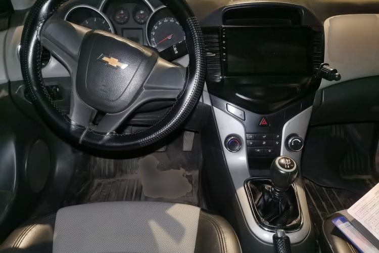 Used Chevrolet Cruze 2013 1.6L SL Sunroof Edition MT Center Console