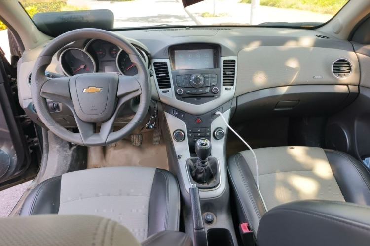 Used Chevrolet Cruze 2013 1.6L SE MT Center Console