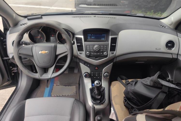 Used Chevrolet Cruze 2013 1.6L SE MT Center Console