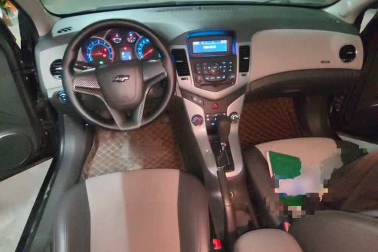 Used Chevrolet Cruze 2013 1.8L SE AT Center Console