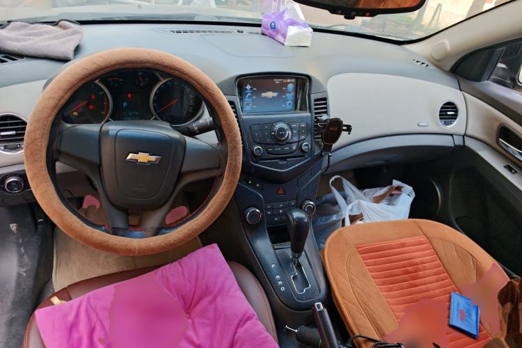 Used Chevrolet Cruze 2013 1.8L SE AT Center Console
