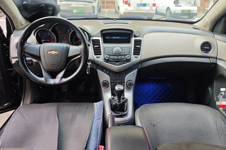 Used Chevrolet Cruze 2013 1.6L SL MT Center Console
