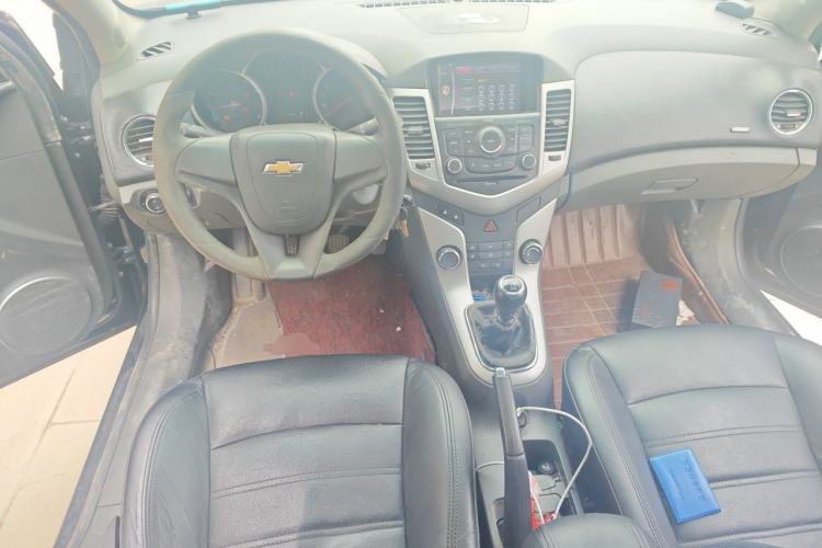 Used Chevrolet Cruze 2013 1.6L SE MT Center Console