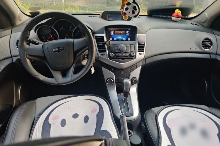 Used Chevrolet Cruze 2013 1.8L SE AT Center Console