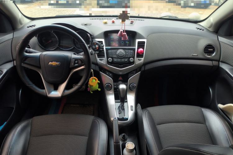 Used Chevrolet Cruze 2013 Hatchback 1.6T Automatic Flagship Model Center Console