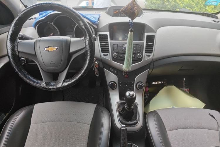 Used Chevrolet Cruze 2013 1.6L SL MT Center Console